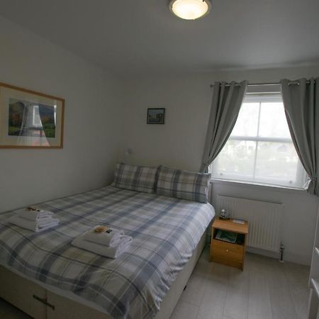 Hotel Corran Bunkhouse Exterior foto A bedroom in a bed and breakfast in Wales