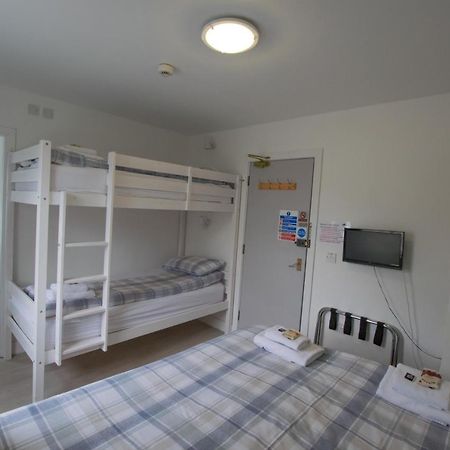 Hotel Corran Bunkhouse Exterior foto A room at a capsule hotel in Tokyo