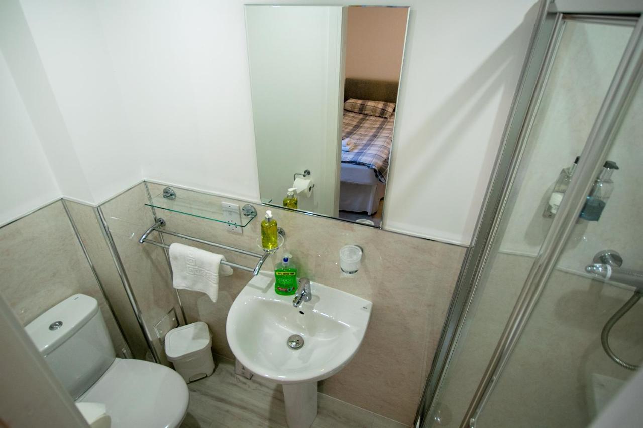 Hotel Corran Bunkhouse Exterior foto A wet room in a hotel