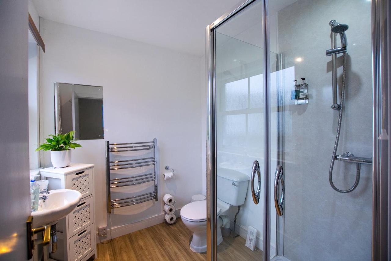 Hotel Corran Bunkhouse Exterior foto A shower room