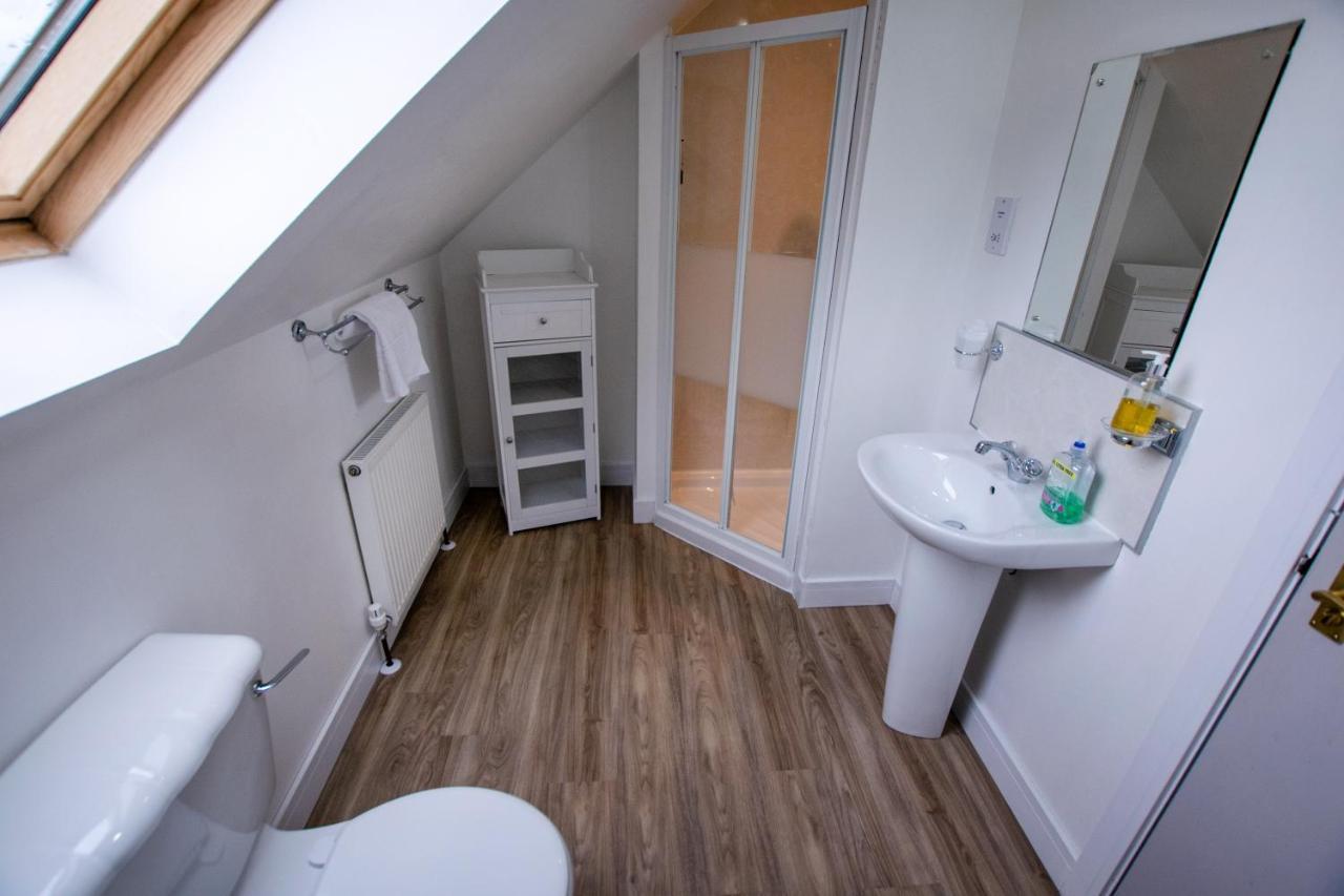 Hotel Corran Bunkhouse Exterior foto Ensuite bathroom