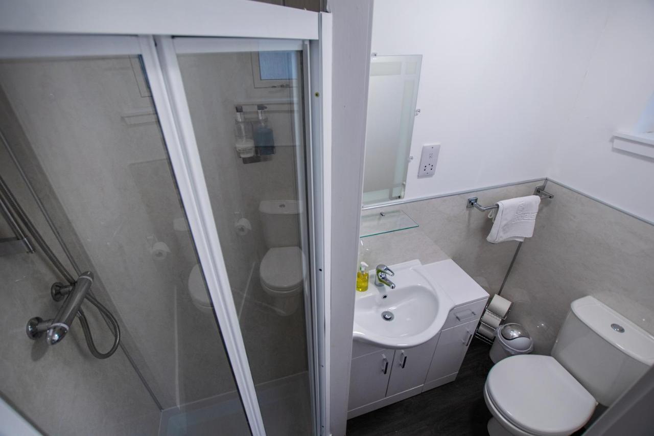 Hotel Corran Bunkhouse Exterior foto A shower cubicle