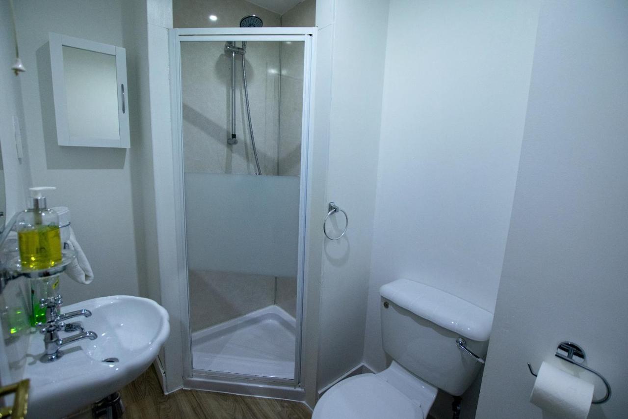 Hotel Corran Bunkhouse Exterior foto A shower cubicle