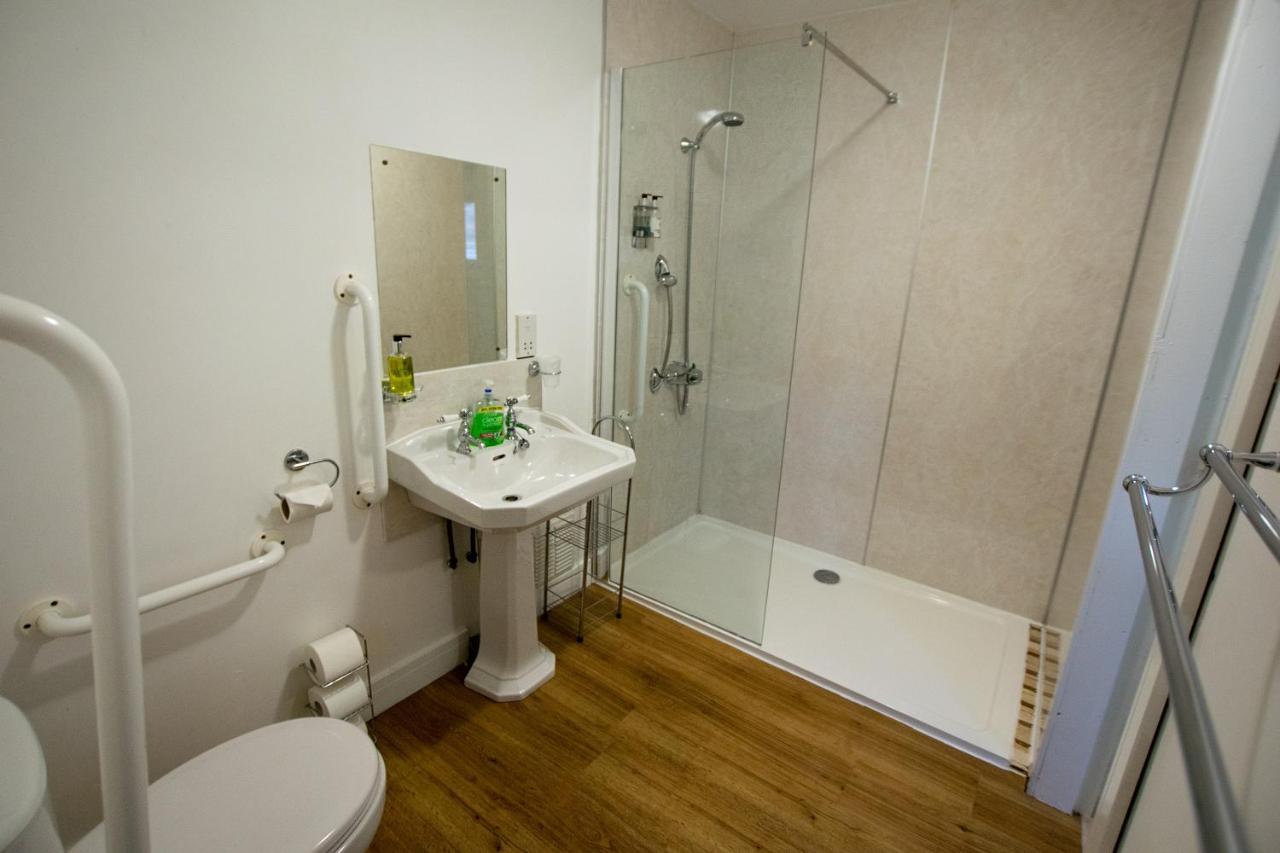 Hotel Corran Bunkhouse Exterior foto A typical bathroom in a student flat