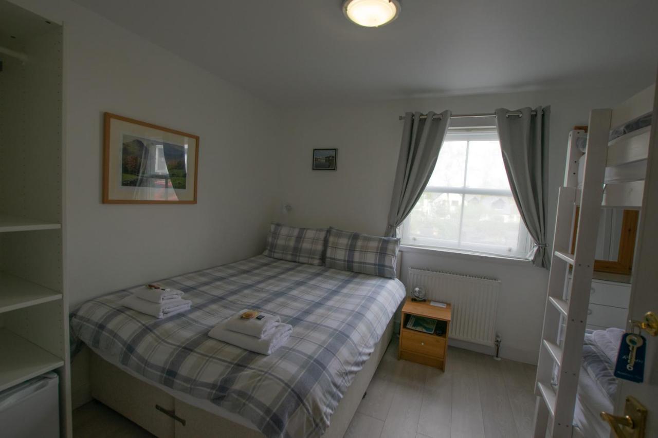 Hotel Corran Bunkhouse Exterior foto A bedroom in a bed and breakfast in Wales