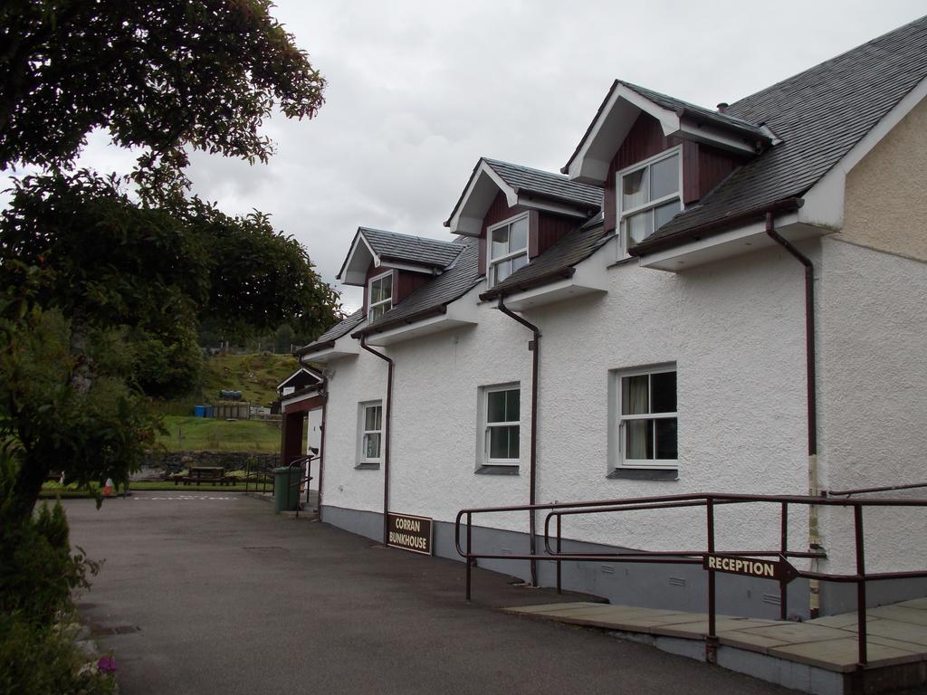 Hotel Corran Bunkhouse Exterior foto The old station building