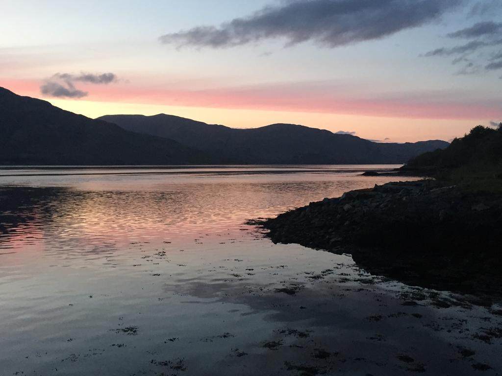 Hotel Corran Bunkhouse Exterior foto Sunset over the bay