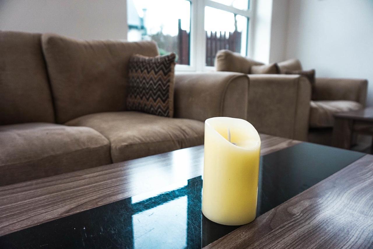 Hotel Corran Bunkhouse Habitación foto A candle on a coffee table