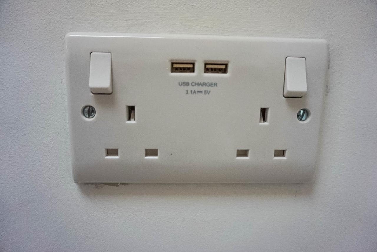 Hotel Corran Bunkhouse Exterior foto A USB charger
