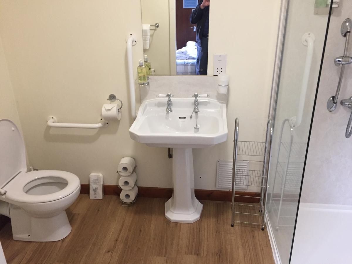 Hotel Corran Bunkhouse Exterior foto A typical bathroom in a UK hotel