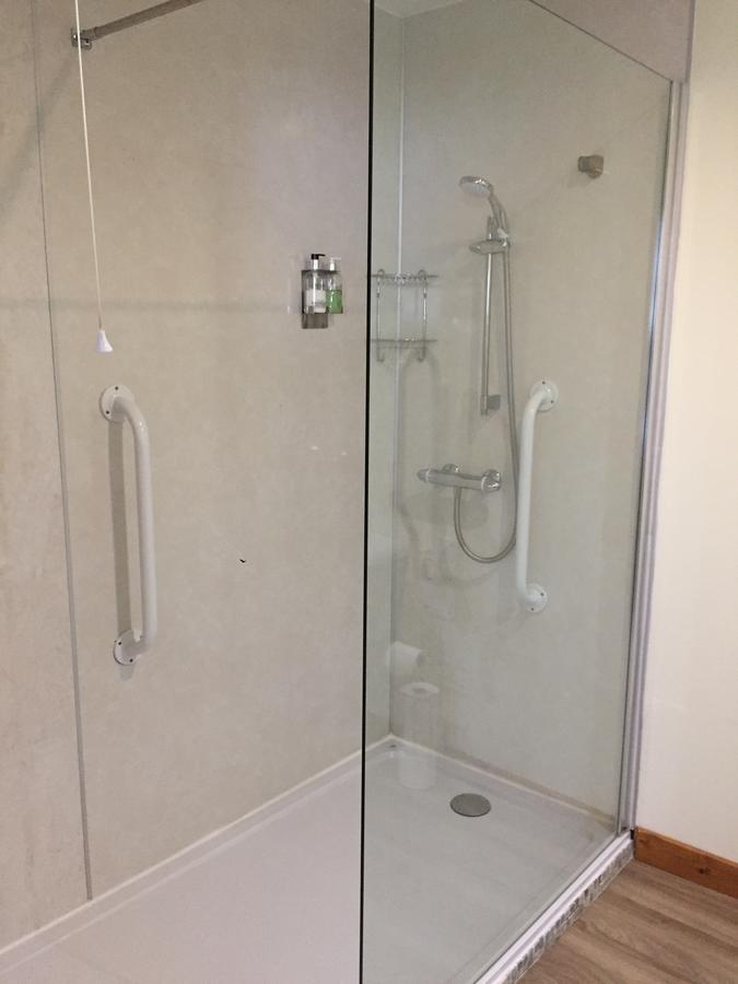 Hotel Corran Bunkhouse Exterior foto A shower enclosure