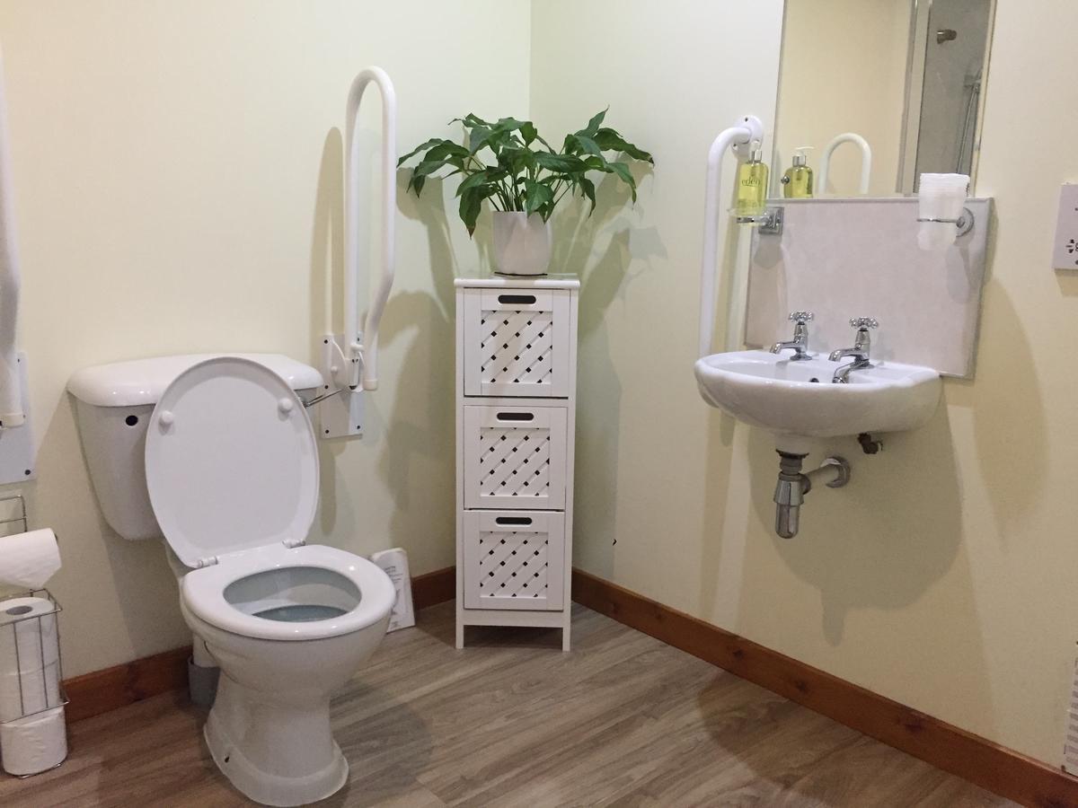 Hotel Corran Bunkhouse Exterior foto Disabled toilet with alarm