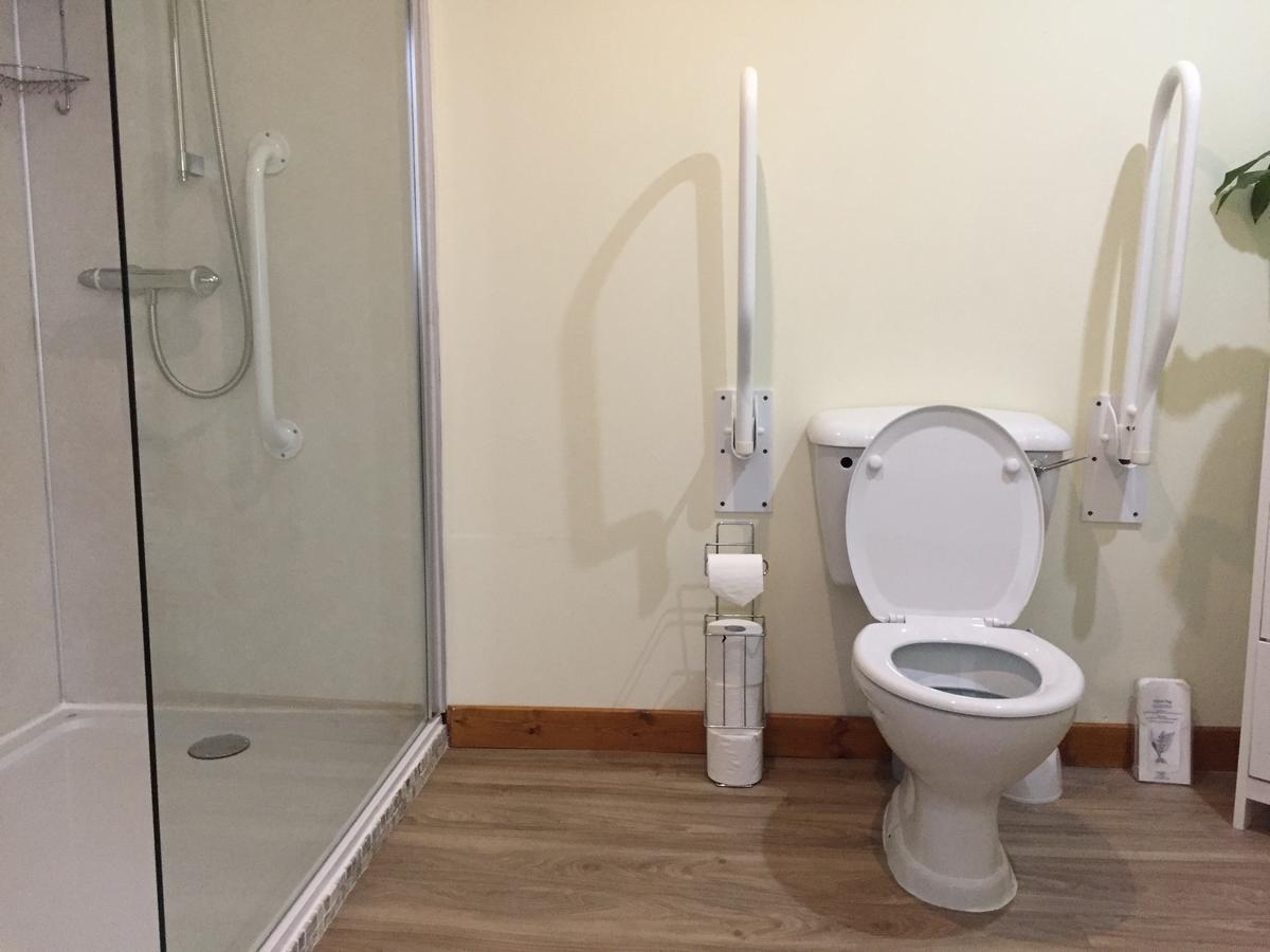 Hotel Corran Bunkhouse Exterior foto Disabled toilet alarm