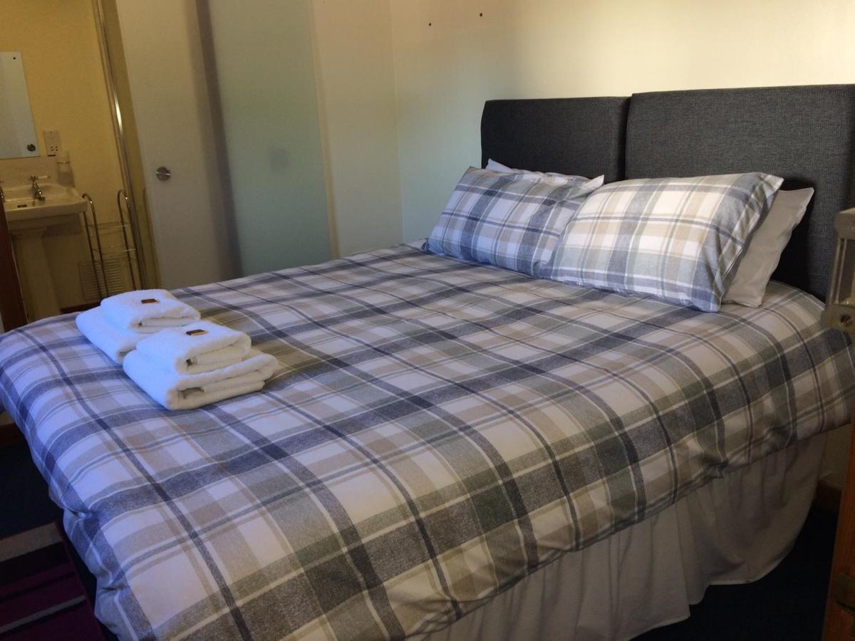 Hotel Corran Bunkhouse Exterior foto A bed with a duvet