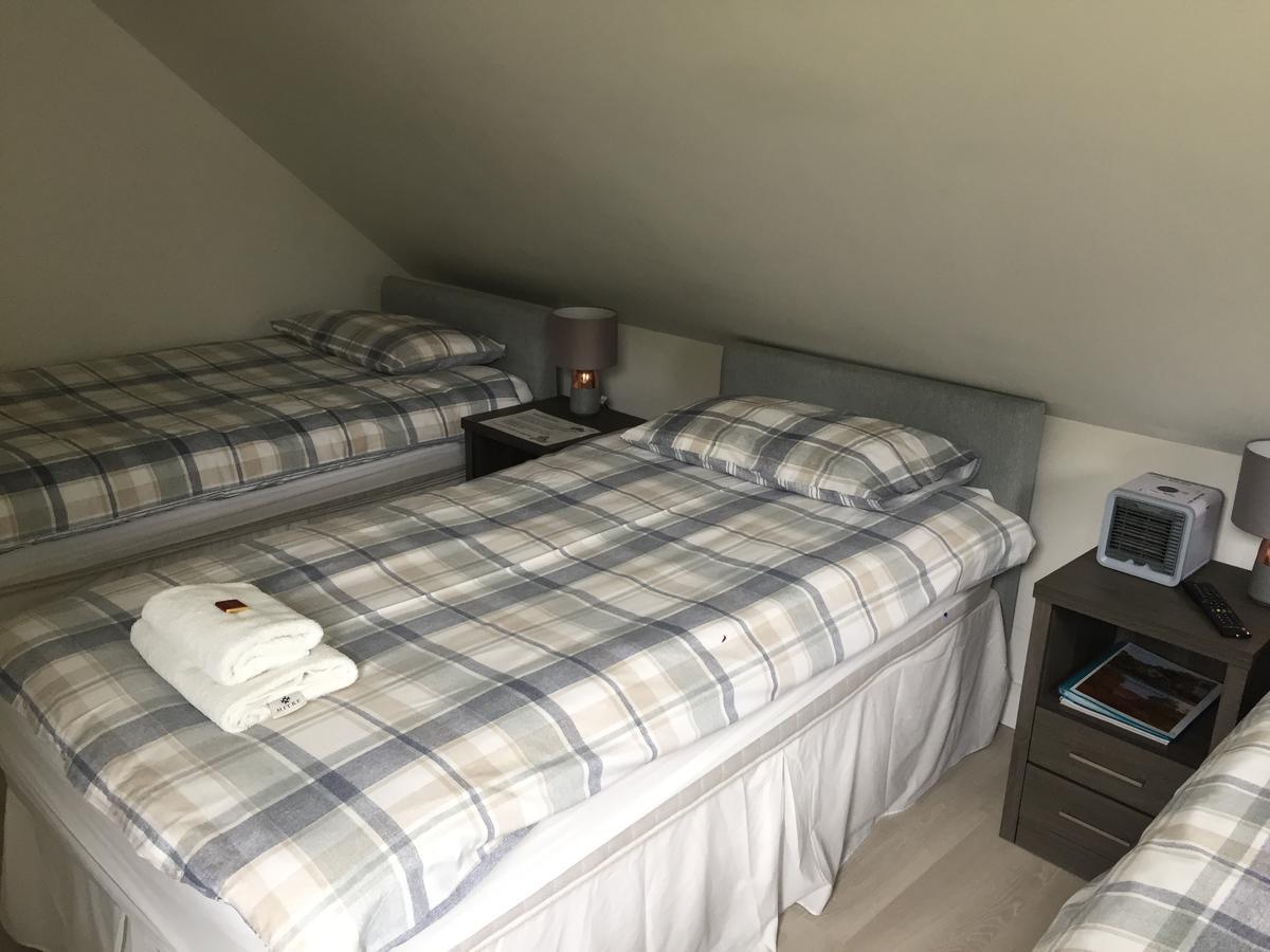 Hotel Corran Bunkhouse Exterior foto A typical bedroom at the hospital